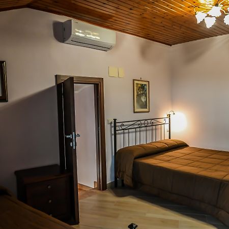 Etna Dimora Dei Saponari Villa เตรคาสตาญิ ภายนอก รูปภาพ
